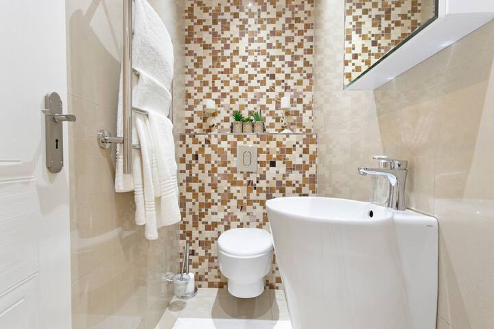 Stylish Penthouse Apt With Mountain & Ocean Views gallery image 5