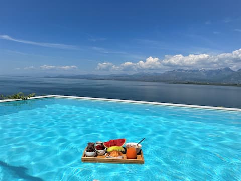 Lake Breeze Villa with a Pool & Magnificent views