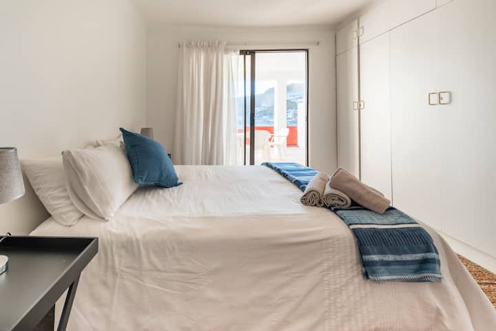 غرفة مزدوجة في الطابق العلوي - أبواب منزلقة إلى الشرفة