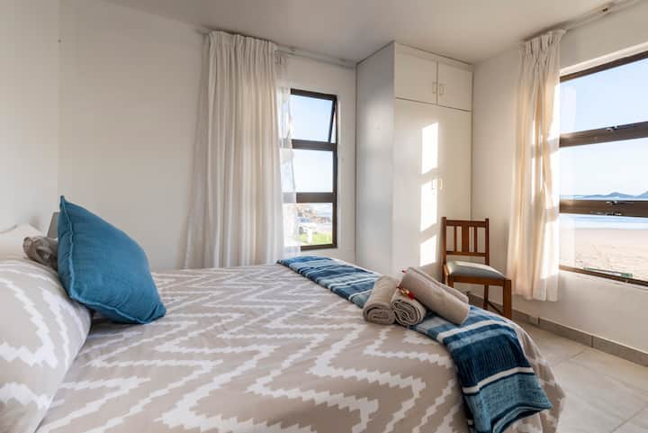 شرفة بغرفة نوم مزدوجة