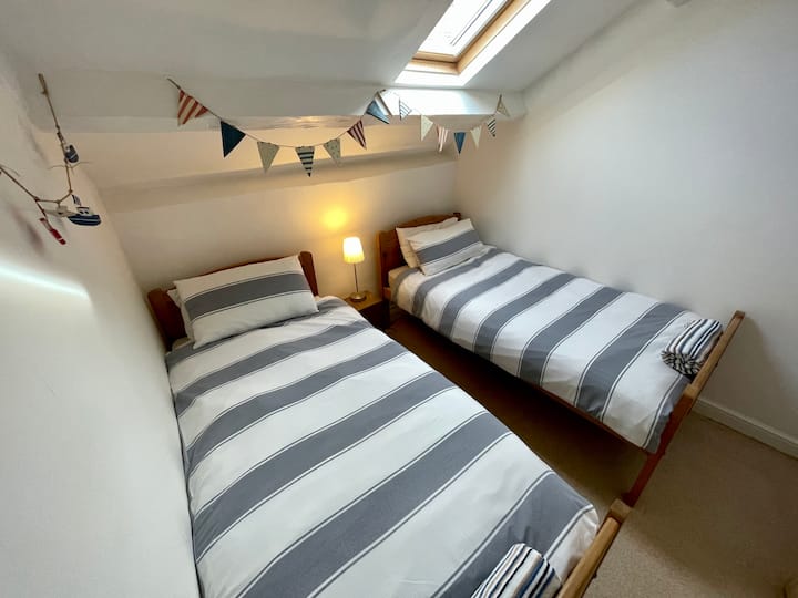 This cosy twin with loads of natural light is on the 2nd floor. It has 2 comfy twin beds and a bedside table.