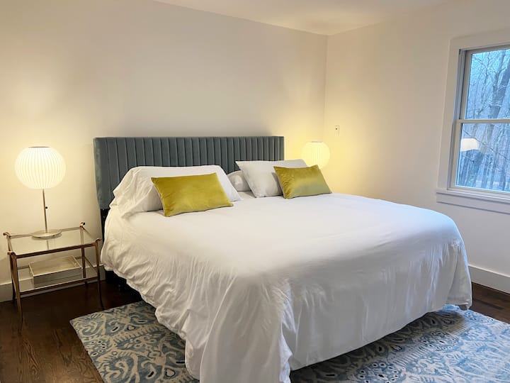 Დიდი საძინებელი ცალკე სააბაზანოთი და დიდი კარადით. 