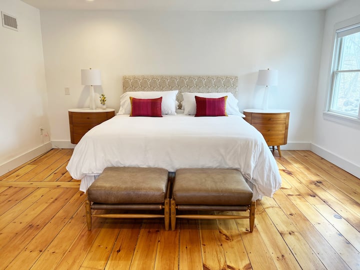 Მთავარი საძინებელი (დიდი საწოლი) სამკითხველო კუთხეებითა და სამუშაო მაგიდით. 