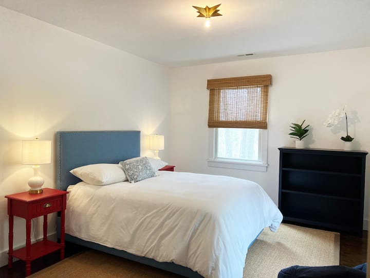 Სავსე საწოლი დიდი კარადით.