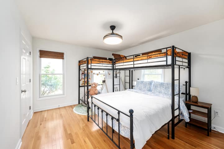 Dormitorio2 con una cama tamaño queen, dos camas individuales loft y un área para niños para leer y disfrutar