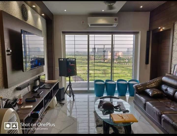 Air-conditioned, City skyline view, lush greenery around, away from city traffic....overall a peaceful, secured and comfortable living