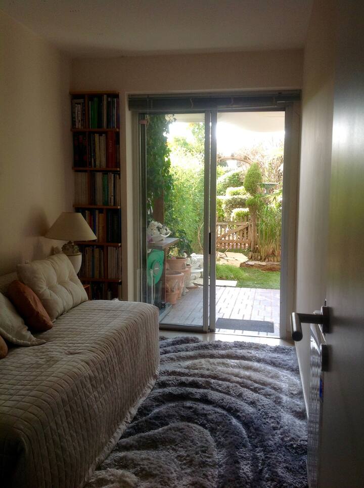 卧室2 ：双人敞篷床