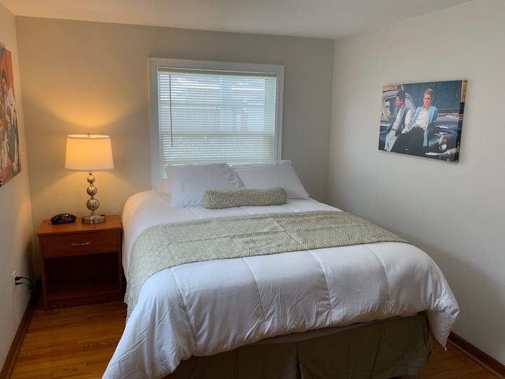 Furahia Uzoefu wetu wa Kulala wa Mwisho. Vitanda viwili vya kifahari vya malkia na usaidizi wa ziada wa lumbar; matandiko mapya mazuri na mito ya kulala ya starehe.