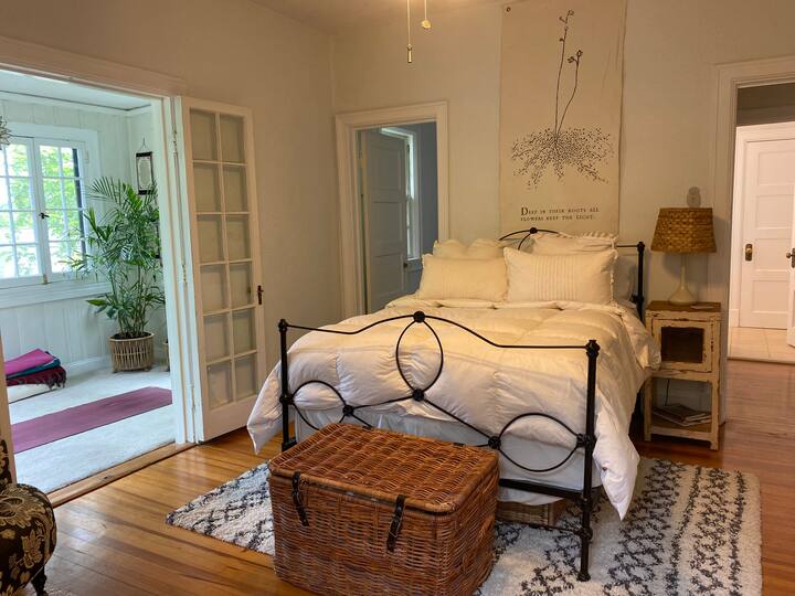 主要卧室、全功能卫生间和天窗
