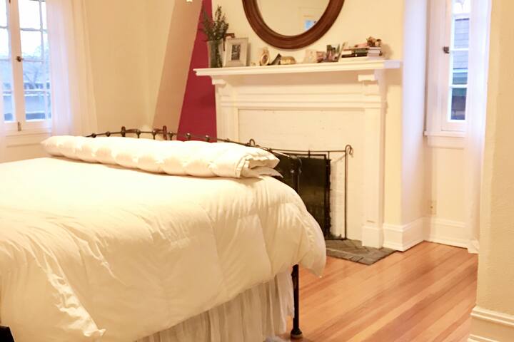 2号卧室加大双人床和壁炉 