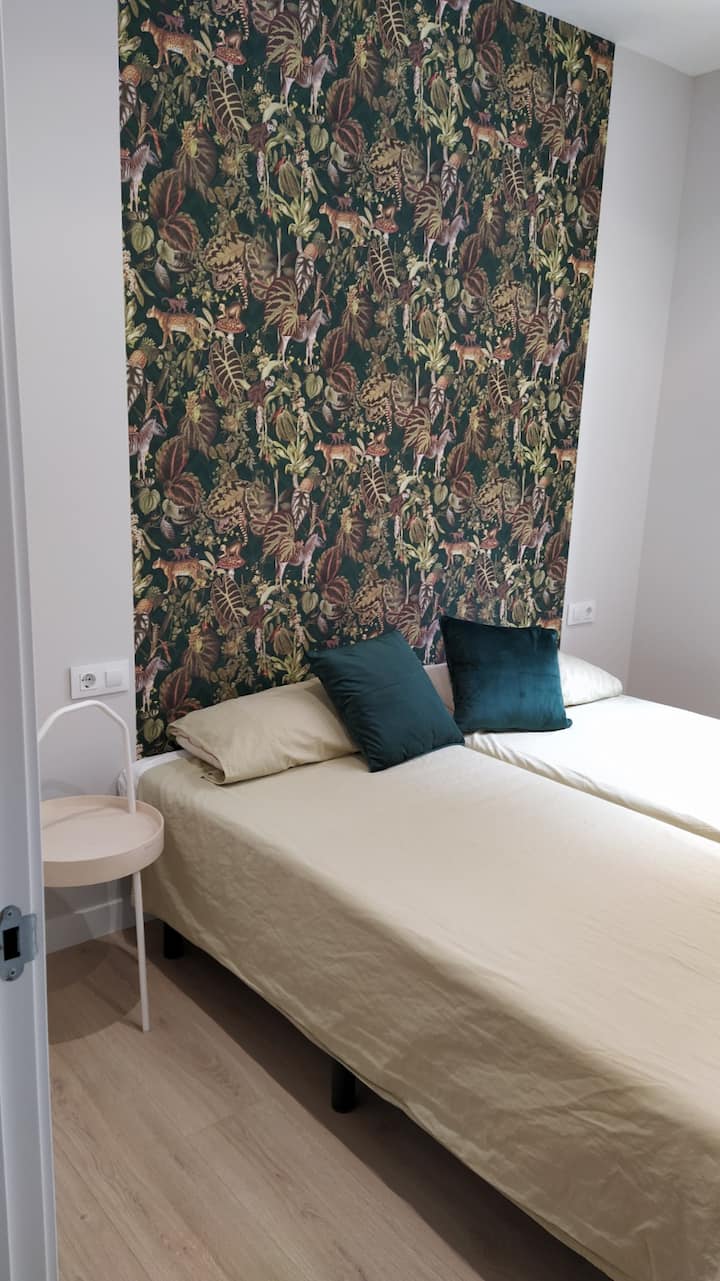 Habitación 1:
2 camas individuales