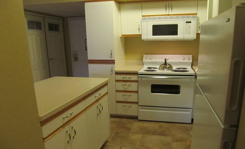 Jockey Club – 2 Bedroom for 6 – LV Strip gallery image 2