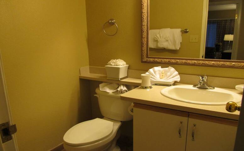 Jockey Club – 2 Bedroom for 6 – LV Strip gallery image 4