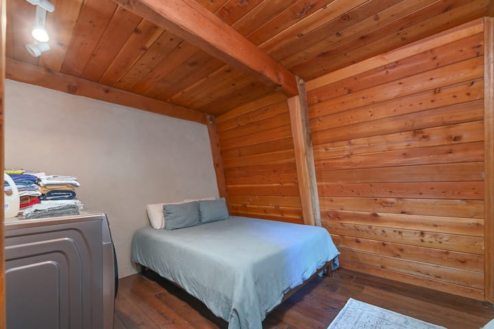 Segundo dormitorio con colchón orgánico tamaño queen.