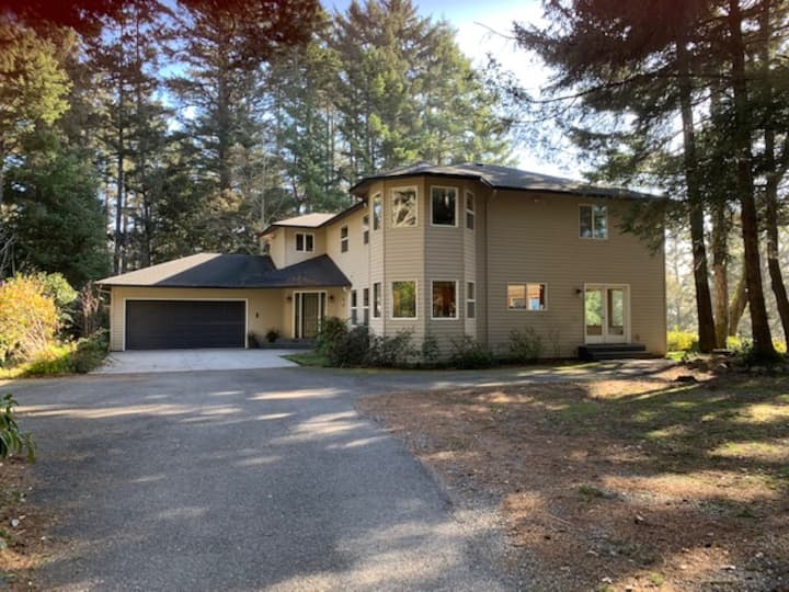 Amazing Views From This Secluded 4 Bedroom Home - Gold Beach, OR