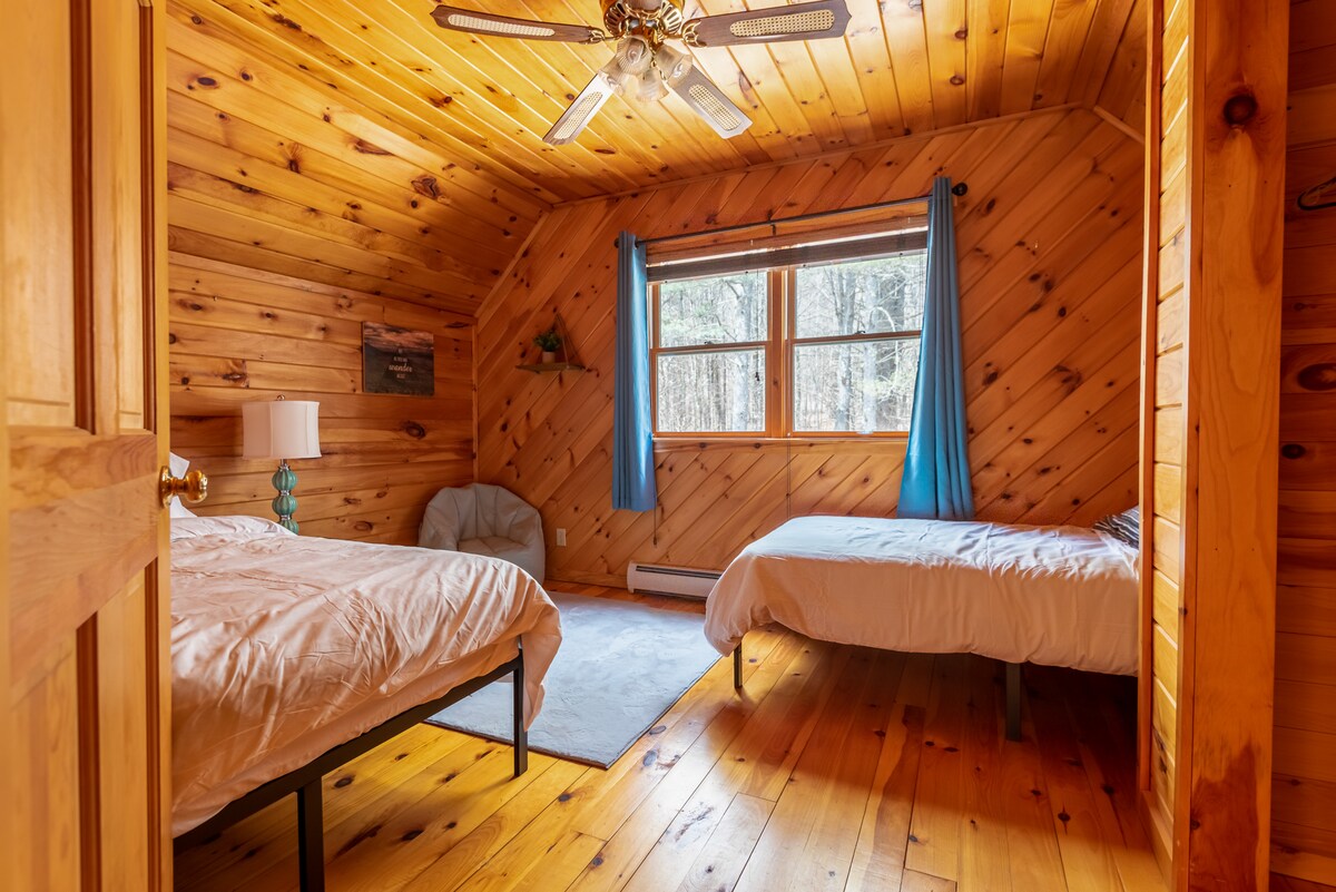 חדר שינה 3 עם מיטה בגודל מלא ומיטת יחיד