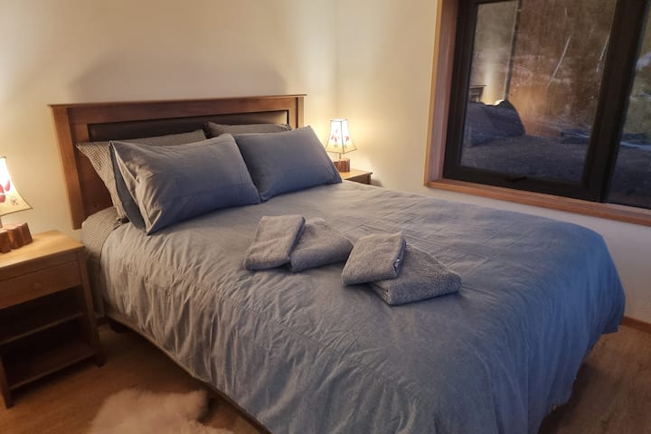 La deuxième chambre avec un lit queen size donnant sur le lac et la forêt de Valdivian