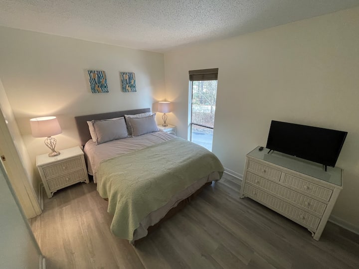 Shtrihu në krevatin dopio "queen" dhe transmeto shfaqjet e tua të preferuara në Roku TV. 