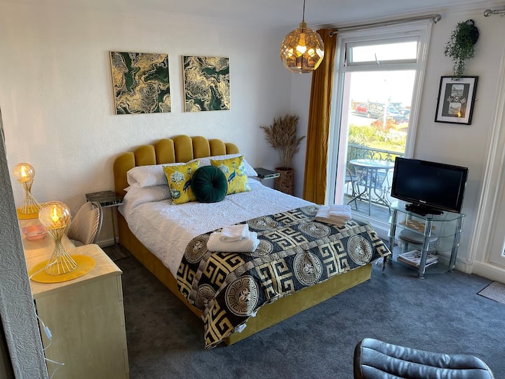 "The Elegance" Seafront Apartment Sleeps 4 Condominiums for Rent in