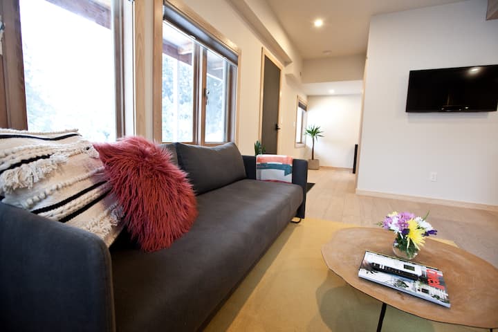 Rose's Oak Guestsuite - Nelson
