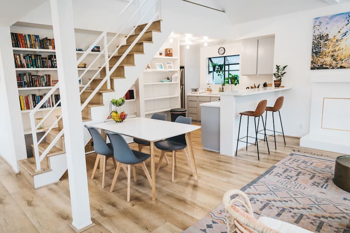 Warm & Bright 2 Bedroom Venice Home with Garden