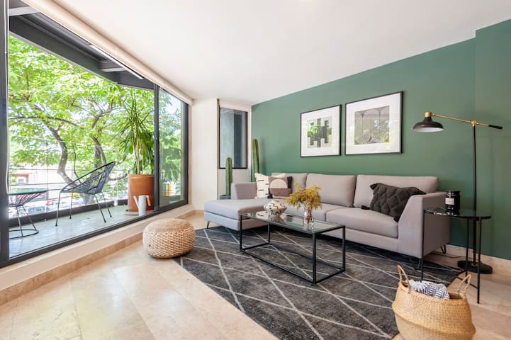 Large luxurious apartment with great street views