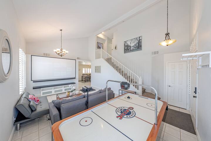 *Cozy and Spacious 4 BR 3.5 BT Home! (1BR DStairs)