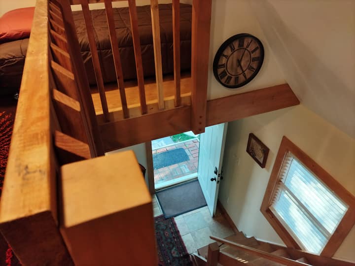 تحتوي غرفة النوم العلوية على سريرين مفردين مع مراتب بوسائد مع غطاءين من الفوم مقاس 2 بوصة.  يبلغ أقصى ارتفاع للسقف 5 أقدام و1 بوصة فقط. أنا بطول 6'4" وقد أقمت في الشقة العلوية عدة مرات، ولم تكن مشكلة بالنسبة لي. إنه بعد كل شيء دور علوي للنوم.