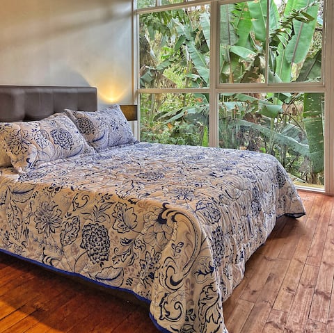 SPECTACULAR COUNTRY CABIN JACUZZI/LIVING ROOM/DECK