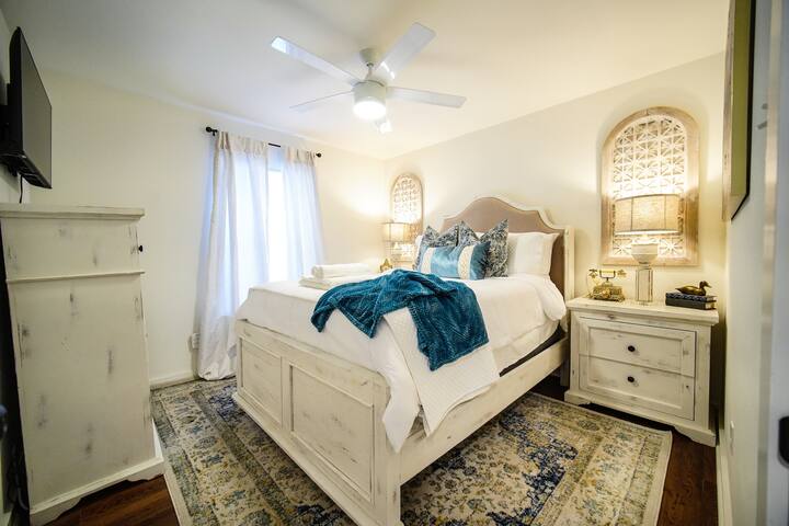 Luxe 3BR w/ fenced parking 2 miles to French Qtr gallery image 5