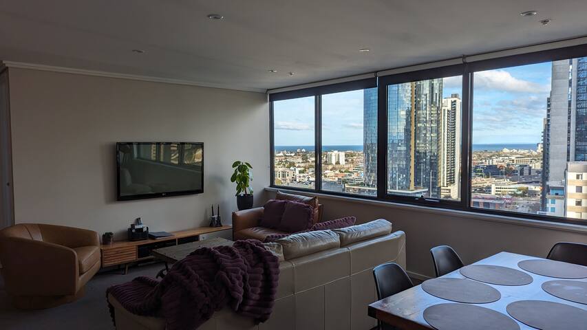 Southbank High Rise Condo Sanctuary with CBD View and Balcony