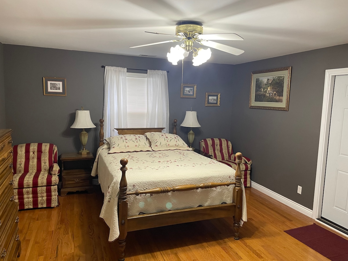 Главна спална соба со брачен кревет