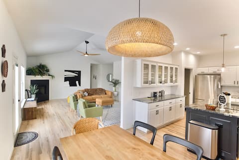 Summit House: Back40 Trail-side Retreat