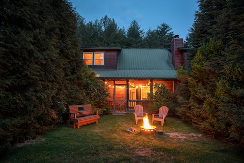 Rustic Mtn. lodge on river with private hot tub