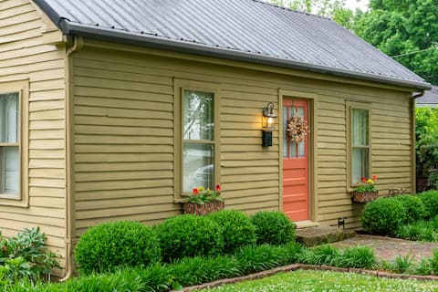 John Fitch Cottage - 1 BR- Patio - Downtown