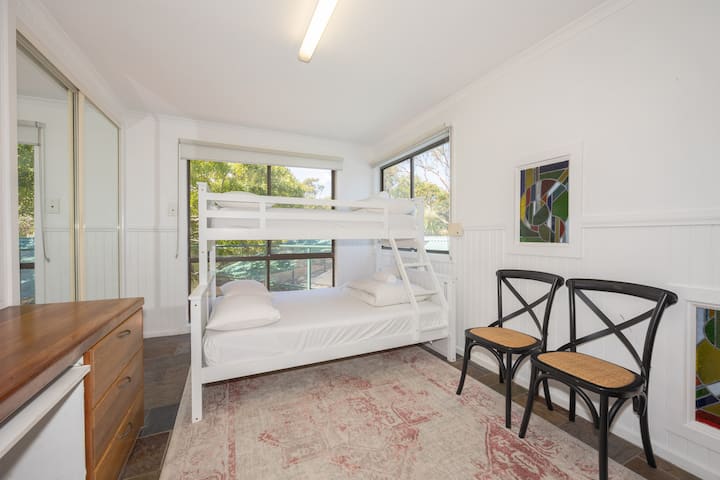 ห้องพักสองชั้นชั้นบน (เตียงคู่ด้านล่าง)