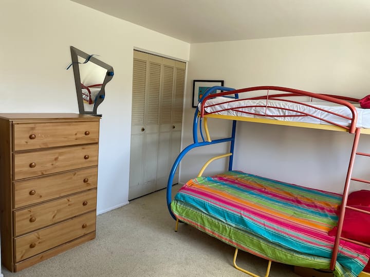Dormitorio con camas matrimoniales e individuales