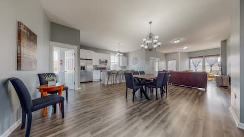 Spread out - Renovated 5BR+Loft, 7 Beds Sleeps 14+