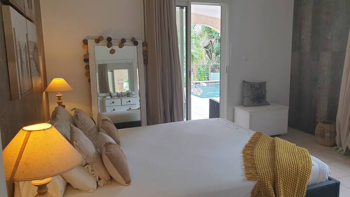 avec sa vue sur la piscine