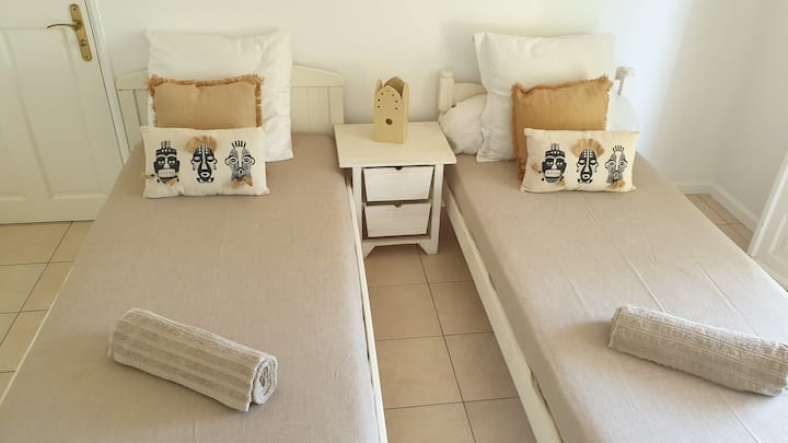 Chambre 3 d' un peu plus de 15m2  avec 2 lits simples et de placards intégrés avec 3 tiroirs à rangement sous le lit.