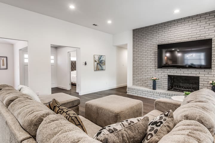 Prestonwood Modern Gorgeous 4 Bed 3 Bath Home Pool Fast Wifi 2 Car Garage with EV charger! gallery image 3