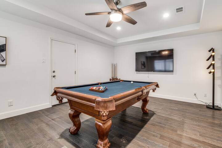 Prestonwood Modern Gorgeous 4 Bed 3 Bath Home Pool Fast Wifi 2 Car Garage with EV charger! gallery image 4