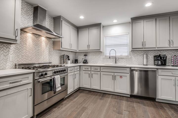 Prestonwood Modern Gorgeous 4 Bed 3 Bath Home Pool Fast Wifi 2 Car Garage with EV charger! gallery image 5