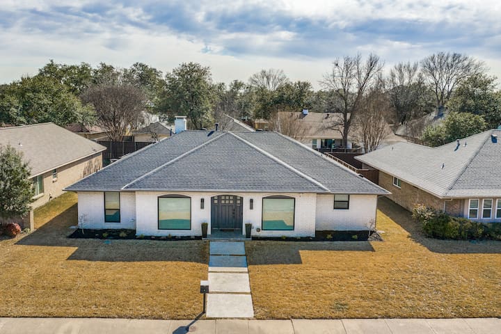 Prestonwood Modern Gorgeous 4 Bed 3 Bath Home Pool Fast Wifi 2 Car Garage with EV charger!