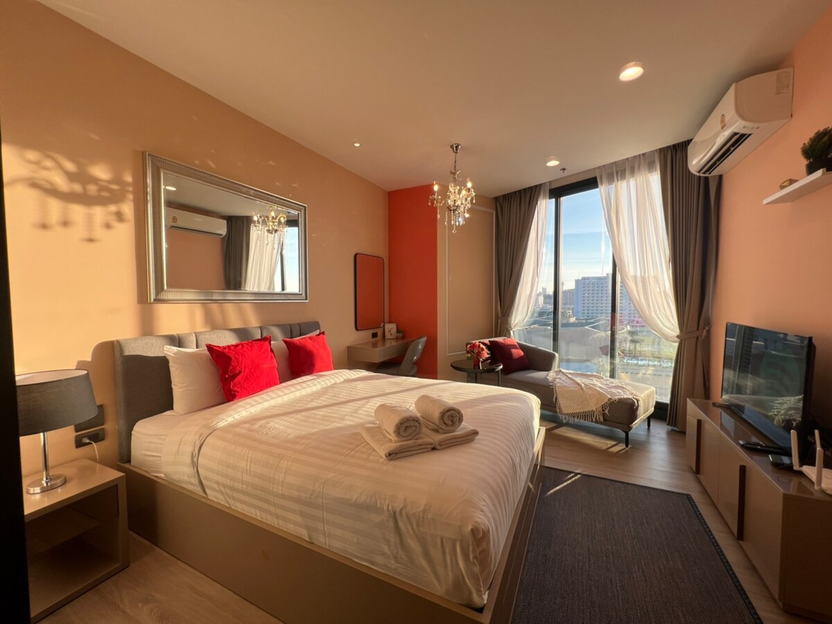 อพาร์ทเมนท์ตกแต่งอย่างเก๋ไก๋และหรูหราที่รองรับผู้เข้าพักสูงสุด 3 คน