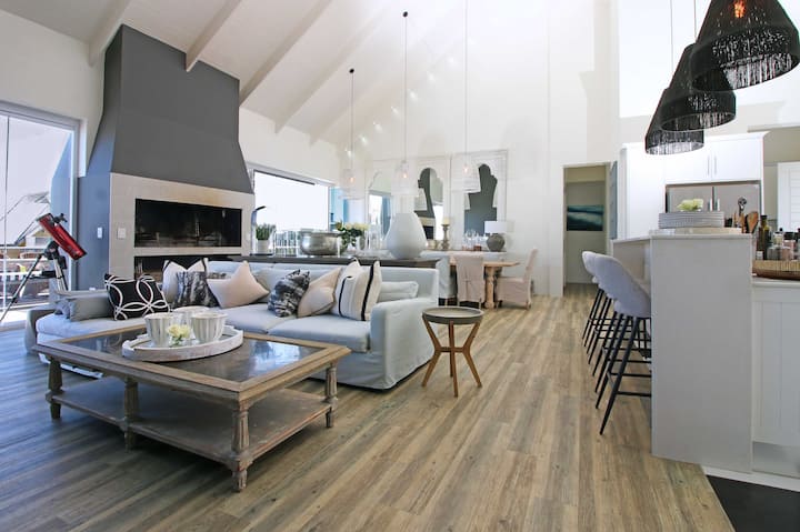 Luxury Holiday Beach House With 5 Bedrooms - Hermanus