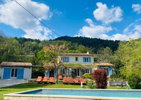 Splendid villa 10p./4 suites/pool/air-conditioning/landscape