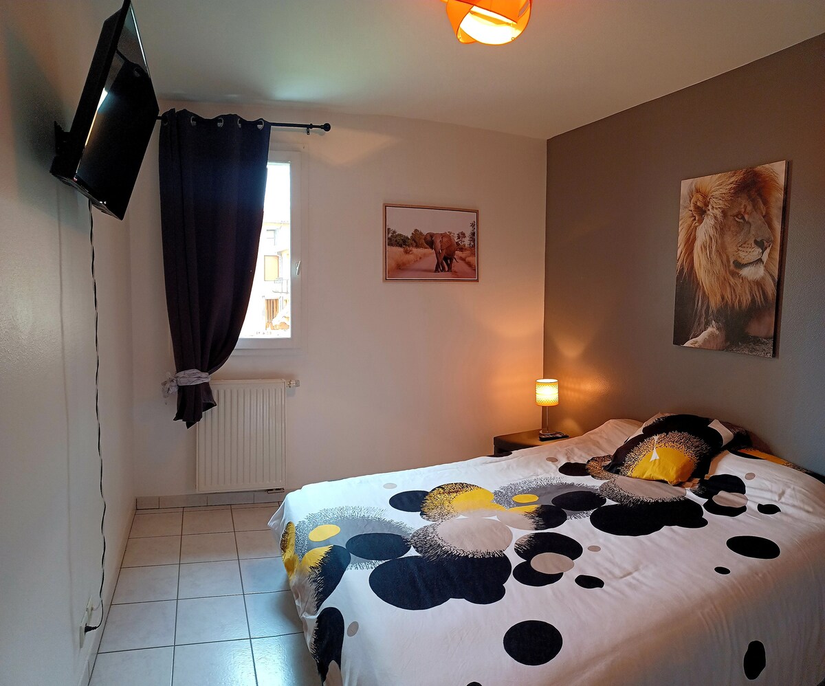 Chumba cha msituni kilicho na televisheni ili kukukaribisha.