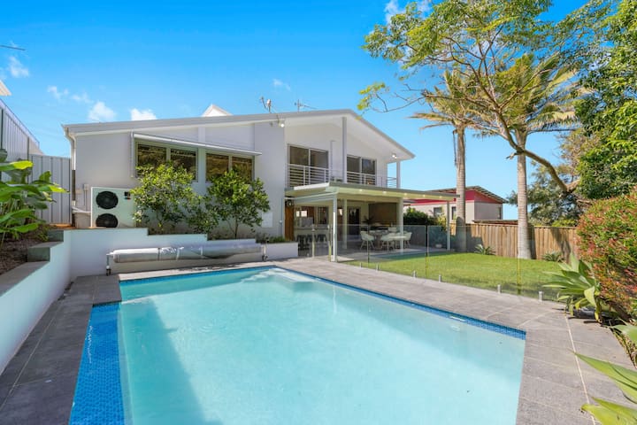 Laze @ Lighthouse – family home with pool