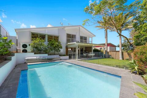 Laze @ Lighthouse - family home with pool